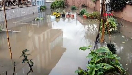 Evleri su bastı, vatandaşlar mahsur kaldı