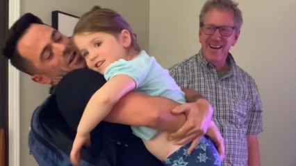 Son gives parents a pleasant shock with his surprise return home for Thanksgiving