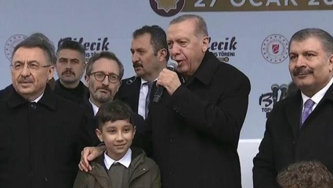 Cumhurbaşkanı Erdoğan, "Duyanlara duymayanlara" şarkısını söylerken detone oldu
