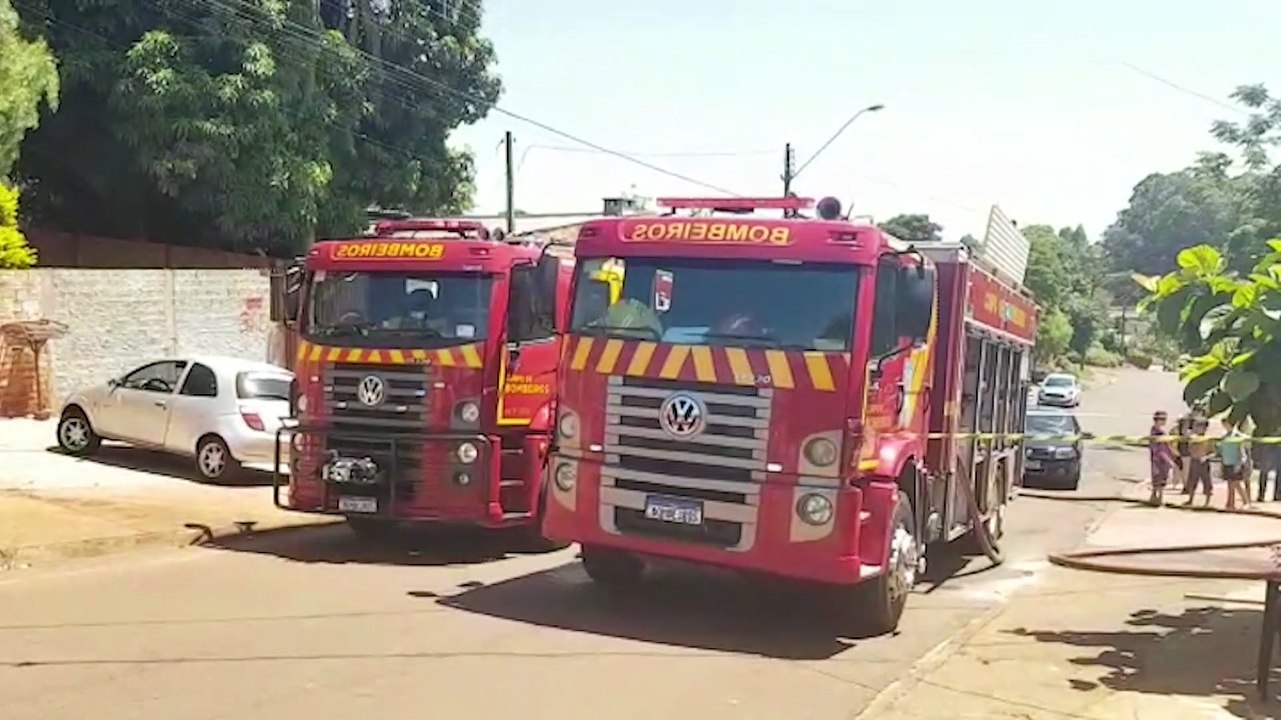 Residência pega fogo no XIV de Novembro e Bombeiros combatem incêndio