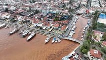 Marmaris'te denizin rengi kahverengiye döndü