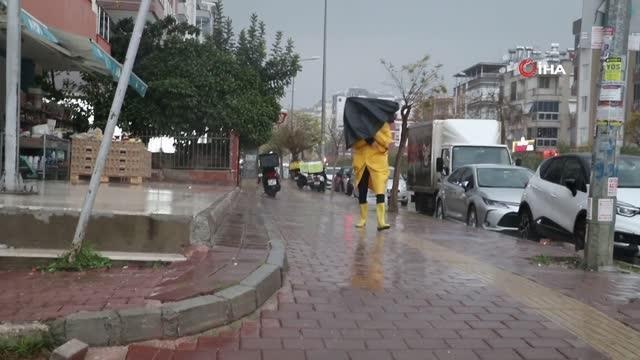 Antalya'da sağanak ve fırtına etkisini artırdı- Yollar göle döndü, bahçeleri su bastı, yayalar yürümekte zorlandı