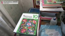 NoComment: Wie ein Lehrer in der Ukraine Kinder in seinem Wohnzimmer unterrichtet