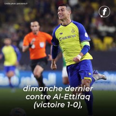 Des supporters chantent "Messi, Messi" devant Cristiano Ronaldo