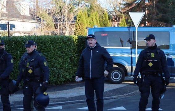 Aşırı sağcı Paludan, Danimarka'da Türk büyükelçiliği karşısında Kur'an-ı Kerim yaktı