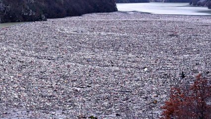 Download Video: En Bosnie-Herzégovine, cette rivière de déchets causée par les décharges illégales des Balkans