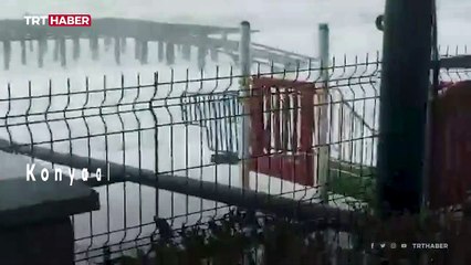 Antalya'da dalgaların boyu 5 metreye ulaştı