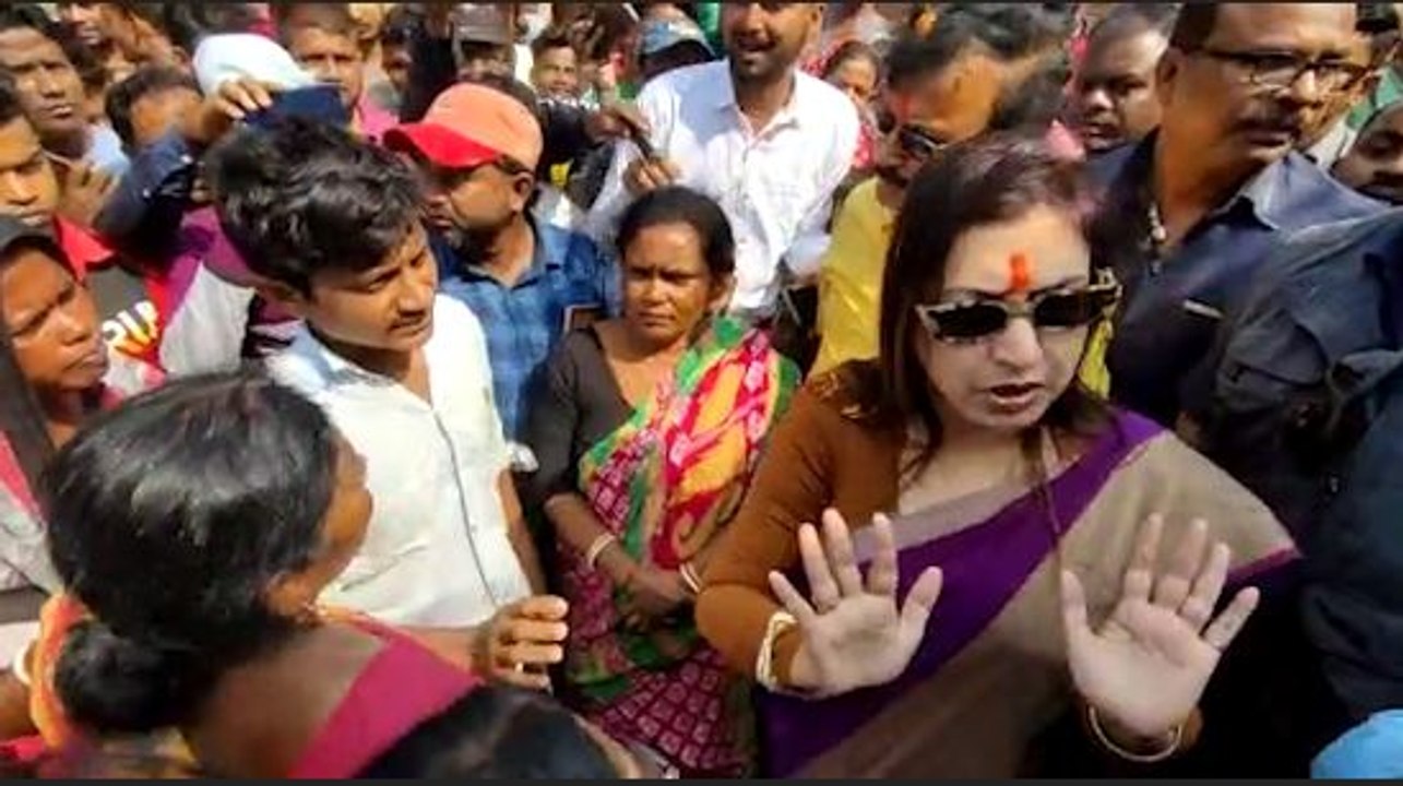 আবারও বীরভূমে গিয়ে জনরোষের শিকার হলেন সাংসদ শতা...