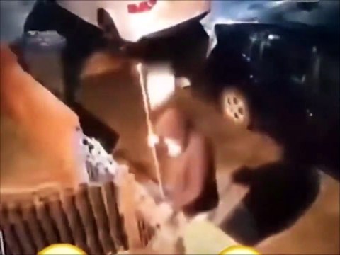 Il va chercher l'abat-jour de sa lampe très longtemps... la honte