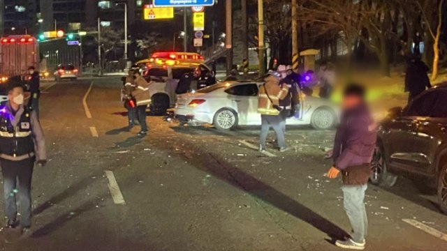 음주운전 차량이 중앙선 넘어 6중 추돌...6명 다쳐 / YTN