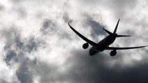 Antalya'da inişe geçen yolcu uçağına yıldırım isabet etti! Korku dolu anları yolcular kaydetti
