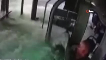 Descargar video: Un autobús con siete pasajeros pierde el control y cae en un lago de Turquía