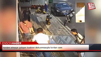 Yardım etmeye çalışan kadının dokunmasıyla kırılan cam