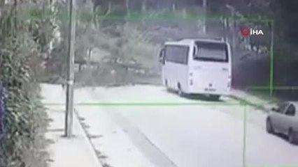 Antalya'da fırtınanın ağaçları devirdiği anlar kamerada