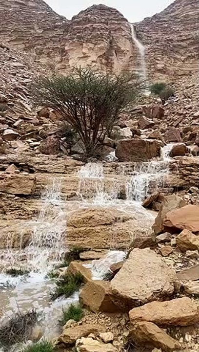 لوحة جمالية..  جبال طويق تتزين بشلالاتها وترسم لوحات ساحرة ومناظر خلابة