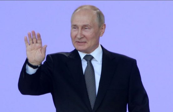 El doble de Vladimir Putin usa tacones altos