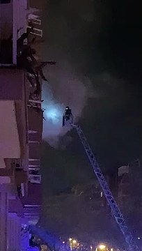 Las llamas devoran un piso en Sant Andreu, Barcelona , Fuente: José Manuel López Viñuela.