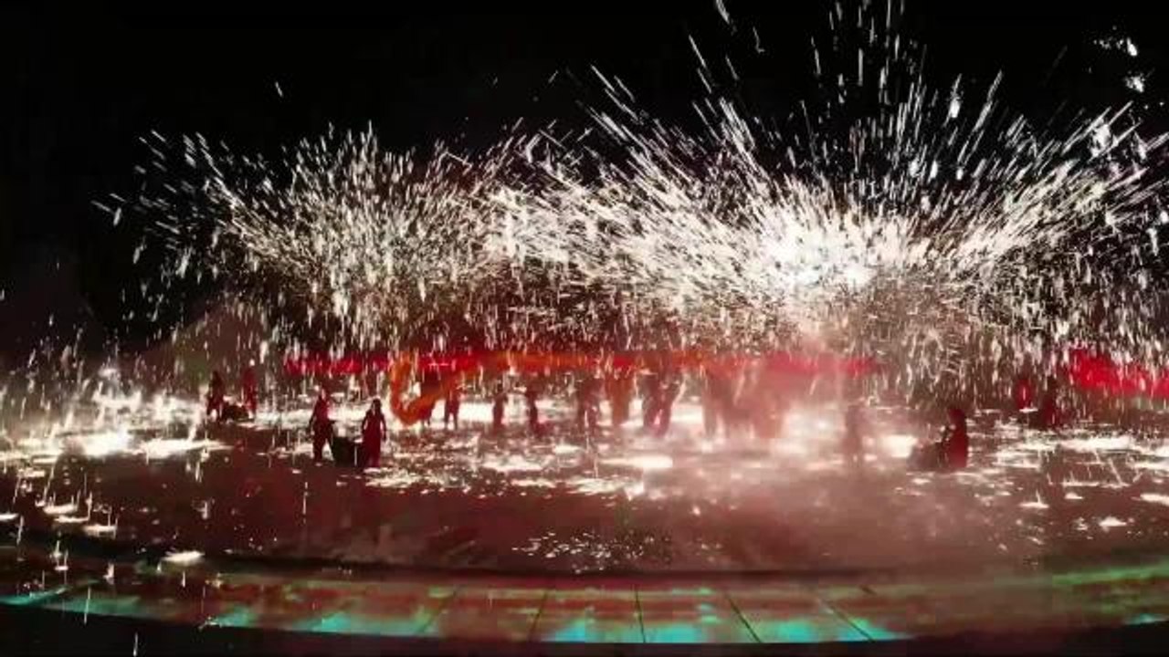 Geleneksel Ateş Ejderhası Dansı İzleyenleri Büyüledi