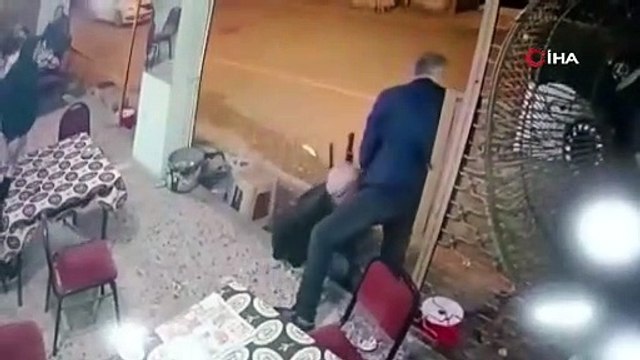 Bursa’da yürekleri ağza getiren anlar..Minibüsün altında kalmaktan kıl payı kurtuldular