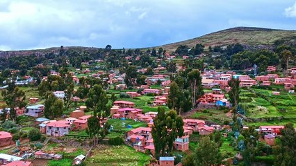 Caserío del Altiplano en las Orillas del Lago Titicaca