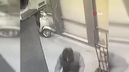 2 hırsızın park halindeki motoru kendilerininmiş gibi alıp götürmeleri kameraya böyle yansıdı