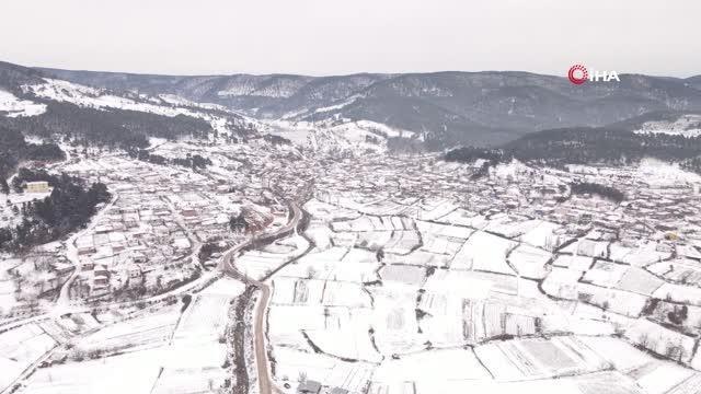 Balıkesir'in yüksek kesimlerinde kar, ilçesinde sağanak yağış etkili oluyor