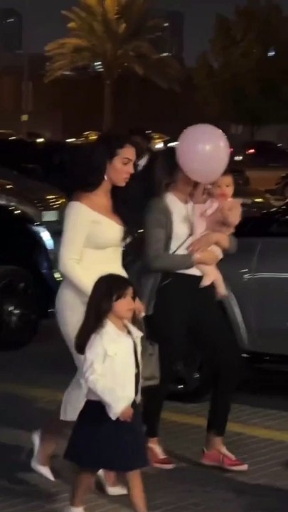 جورجينا رودريغيز تحتفل بعيد ميلادها في الرياض