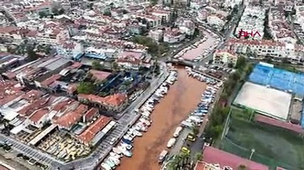 Marmaris’te şiddetli yağış nedeniyle yanan ormanlardan akan çamurlu su, denizi kahverengiye boyadı