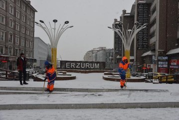 Son yılların en kurak kışını yaşayan Erzurum'da kar yağışı