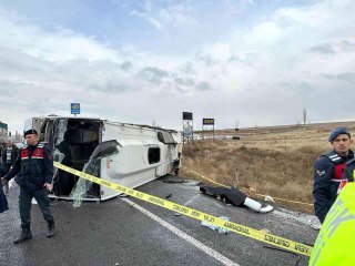 NİĞDE'DE TUR MİDİBÜSÜ DEVRİLDİ 1 ÖLÜ, 27 YARALI