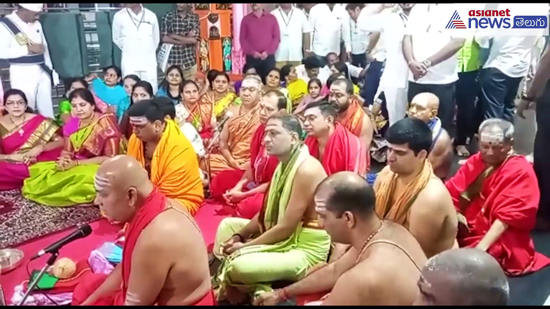 అరసవల్లి దేవాలయంలో తోపులాట.. పోలీసులతో భక్తుల వాగ్వాదం.. 