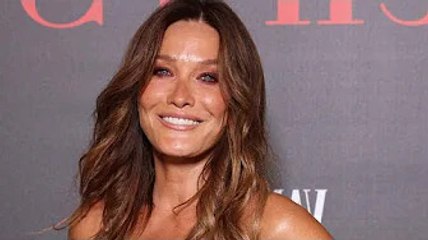 Carla Bruni sublime à 55 ans, une veste pour un look casual chic