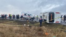 Tur midibüsü devrildi: 1 ölü, 27 yaralı