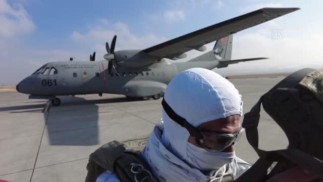 Kış Tatbikatı-2023 kapsamında paraşütle atlayış gerçekleştirildi