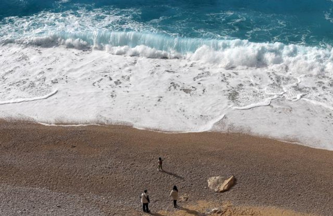 Yağışın etkisiyle Kaputaş Plajı'nda denizin rengi değişti