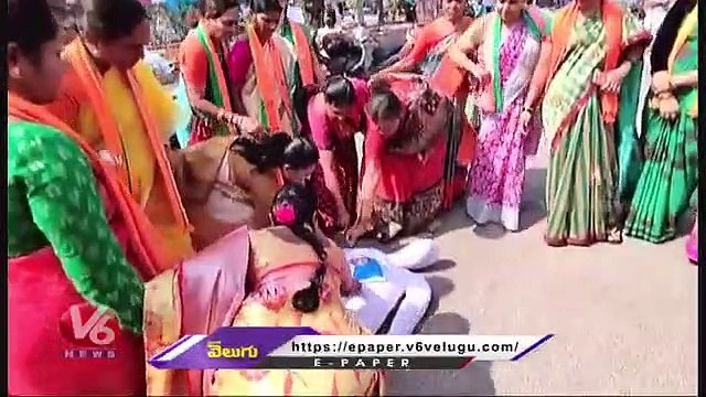 BJP Mahila Morcha Leaders Burns MLC Koushik Reddy Effigy Over Comments On Governor | V6 News