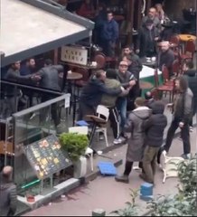 BEYOĞLU'NDA KAFEDE BALTALI SALDIRGAN PANİĞİ