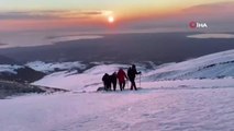 Türkiye'nin en yüksek üçüncü dağına zorlu tırmanış: 12 saatte Süphan Dağı'nın zirvesine çıktılar