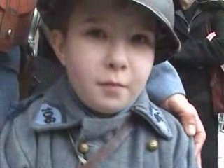 un petit poilu au obseque de lazare ponticelli