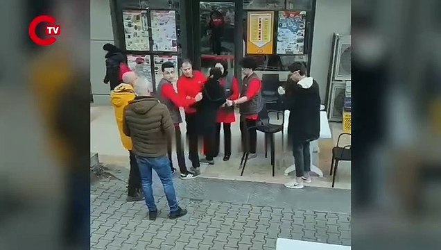 Görüntüler gündem oldu: Mağazadan peynir çaldığı iddiasıyla darbettiler