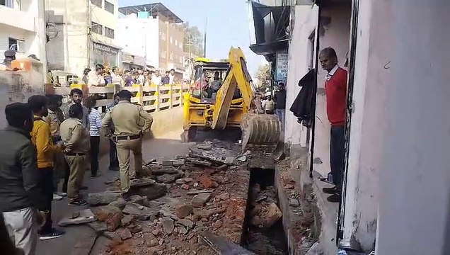 वीडियो : हाईकोर्ट के आदेश पर अतिक्रमण पर चली जेसीबी