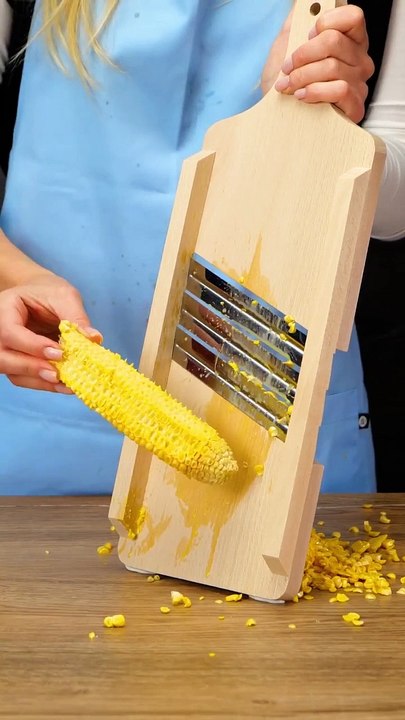 Save time in the kitchen with these new cutting and peeling hacks_ ------___5minutecrafts _lifehacks _foodhacks _cutandpeel _5minuterecipes _chefhacks _cookingisfun _kitchentips