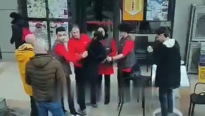 Marketten kaşar peyniri çalan kişi darp edildi, yurttaşlar darp edenlere böyle tepki gösterdi