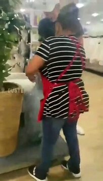 Ce garçon a mis sa main au mauvais endroit... coincé