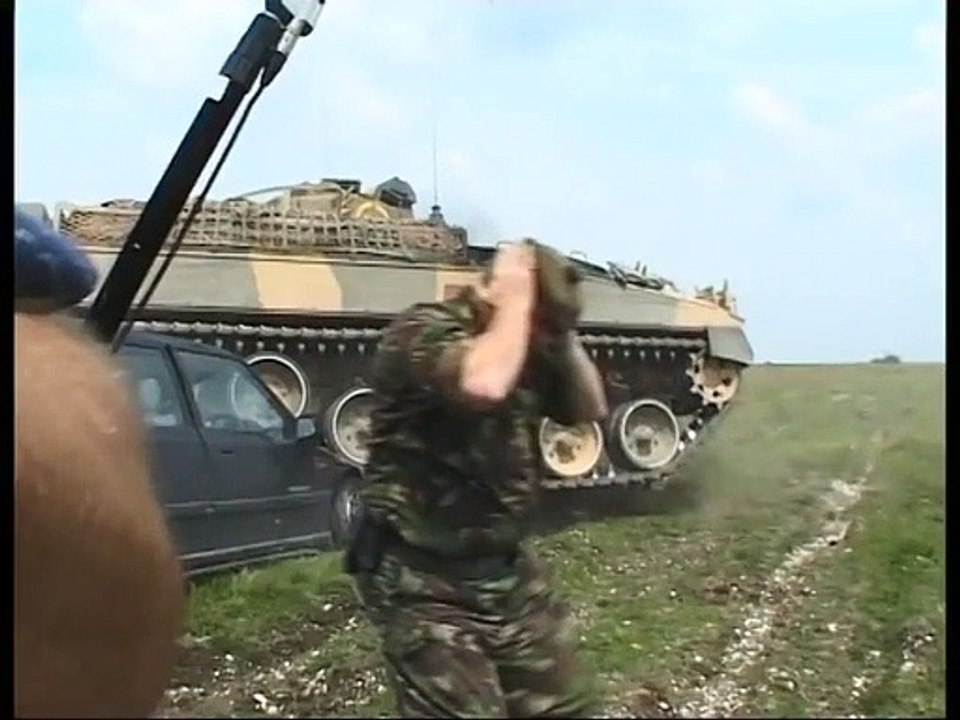 Ce journaliste venu filmer une démonstration de char d'assaut va repartir à pied... voiture écrasée
