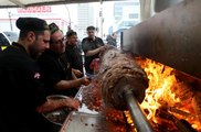 Bursa'daki restoran kuruluş yıl dönümünde 1 ton çağ kebabı pişirdi