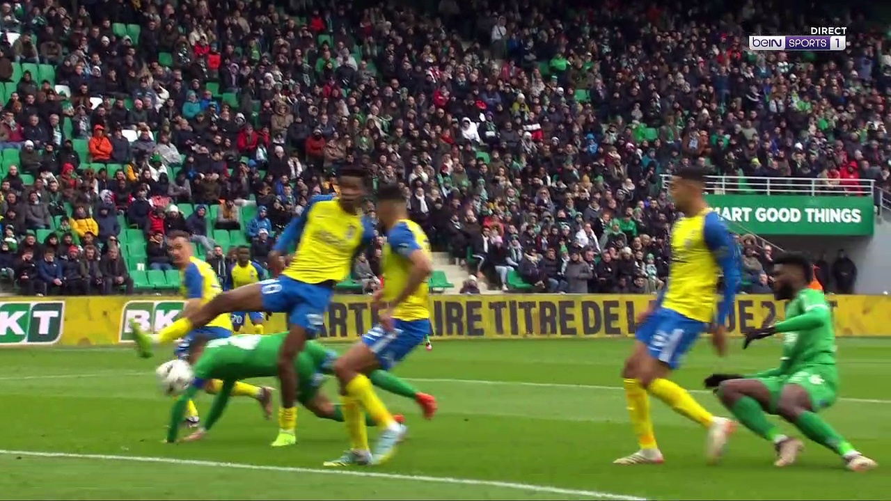Ligue 2 :  Le penalty flagrant oublié par l'arbitre pour Saint-Etienne contre Sochaux