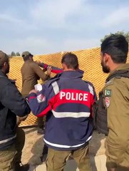 لاہور ایئر پورٹ کے باہر دو پولیس اہلکار آپس میں گھتہم گتھا ہو گئے