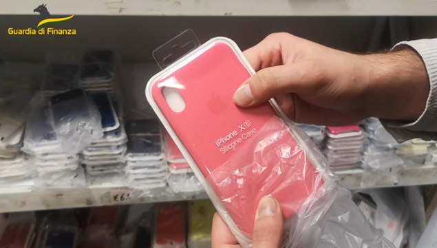 Falsi accessori per iPhone, sotto sequestro oltre 1 milione di prodotti (28.01.23)