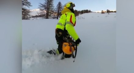 Скачать видео: Bardonecchia (TO) - Escursionista bloccato a oltre 2mila metri: salvato con elicottero dai Vigili del Fuoco (28.01.23)